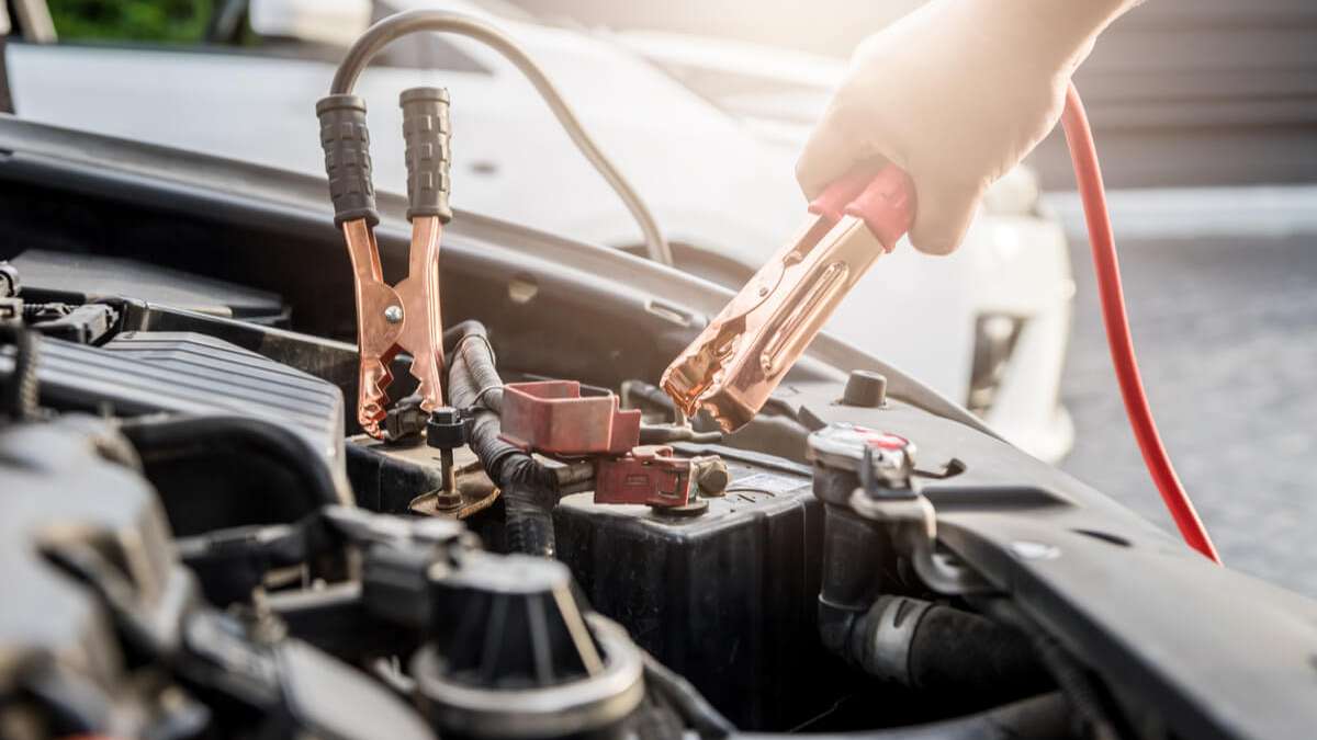 Comment démarrer une voiture hybride en panne de batterie