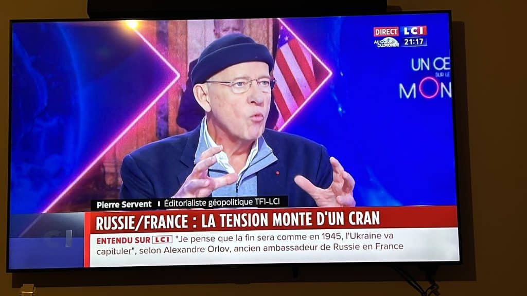 pierre servent avec un bonnet